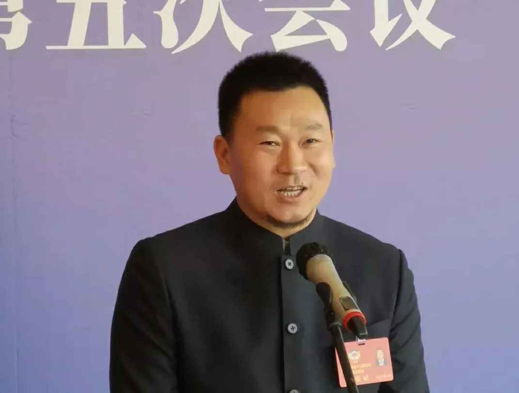 202204221343.jpg 为进一步展示市政协团结、民主、开放、自信的形象,向市民和网友展示政协委员的履职风采,中山市政协十二届五次会议在2月4日上午开幕前开设“委员通道”,市政协委员、哈尔滨维思资源开发有限公司公司总经理陈朝阳走进“委员通道”,回应社会关切的问题。他就如何做好城市应急管理规划的问题进行发言,并回答记者提问。.jpg